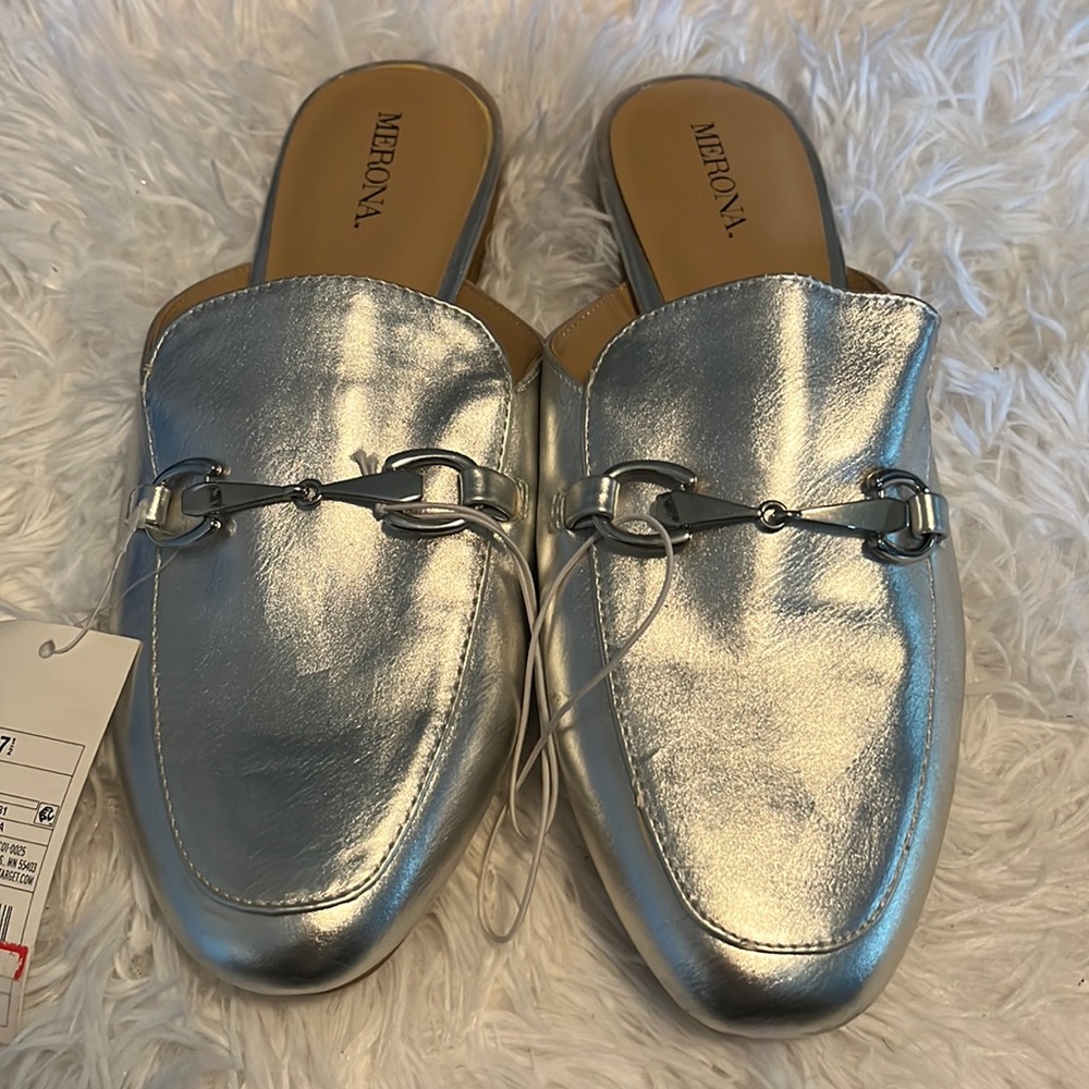 New women’s slip on shoe in size 7 1/2 color silver